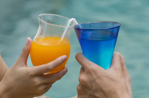 Pareja feliz con dos vasos de jugo de naranja . — Foto de Stock