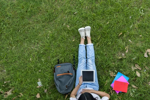 Bovenaanzicht van vrouw van studenten zitten samen in de tuin. — Stockfoto