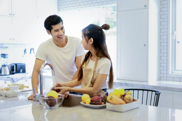 Mooie Aziatische jong koppel is op zoek naar het koken in de keuken — Stockfoto