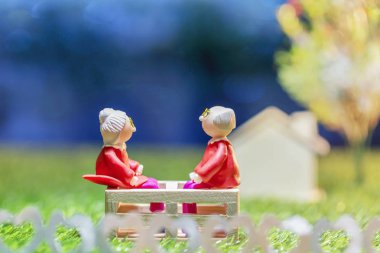 Yaşlı bebek üst düzey bir çift yeşil çimenlerin üzerinde gece gökyüzünü izlerken.