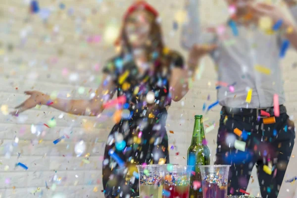 Obchodní lidé úspěšných s pít šampaňské, mluví — Stock fotografie