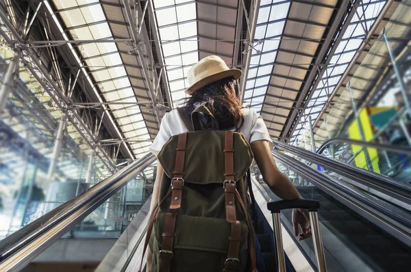 Mujer joven con mochila en el viajero en el aeropuerto internacional — Foto de Stock