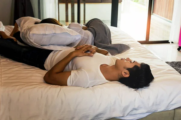 Asiatisches Paar wollte gemeinsam Urlaub machen und schlief — Stockfoto
