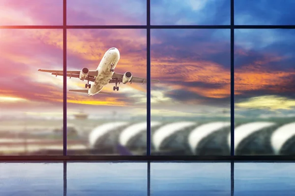A szálloda halljában látni repülőgép, Nézd a repülőtéri terminál. — Stock Fotó