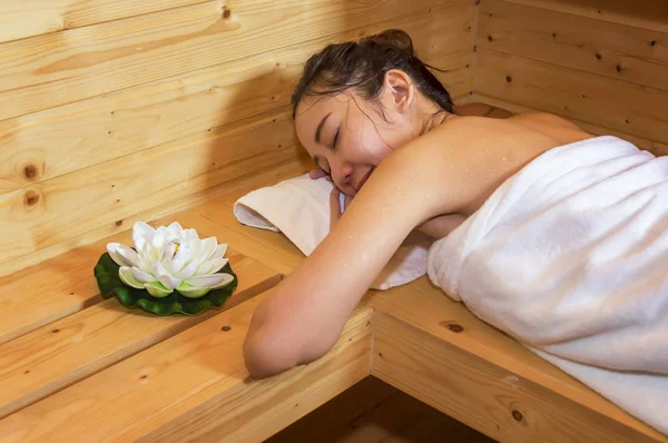 Güzel genç Asyalı kız uyku sakin ol.