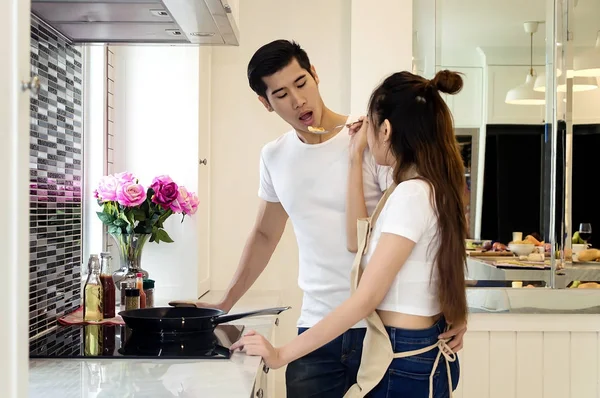 Krásné asijské mladý pár milující, usmívá se snaží cooki — Stock fotografie