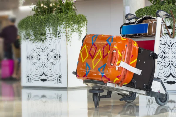 Transporte de equipaje del aeropuerto con maletas . — Foto de Stock