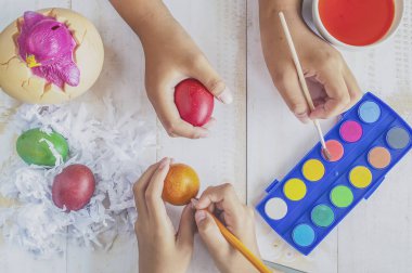 Evde eastertime için yumurta çocukları Paskalya boyama boyama