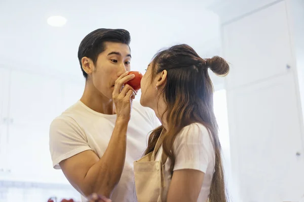 Krásná Asiatka mladá dvojice se dívá na vaření v kuchyni na — Stock fotografie