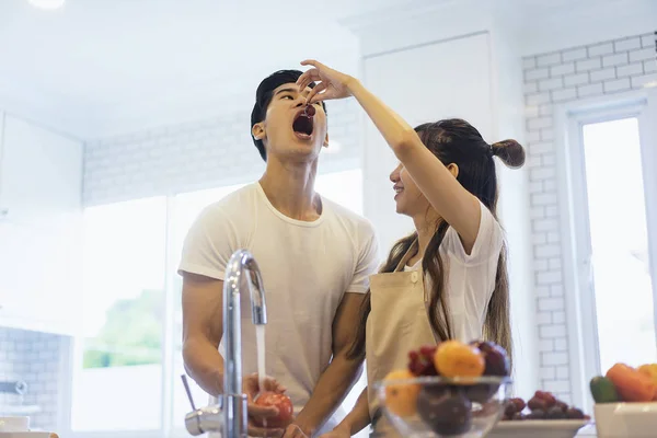 Mooie Aziatische jonge paar lief lachend kijkt naar cookin — Stockfoto