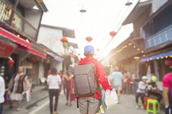 Haritayı elinde tutan güzel kadın Gezgin.