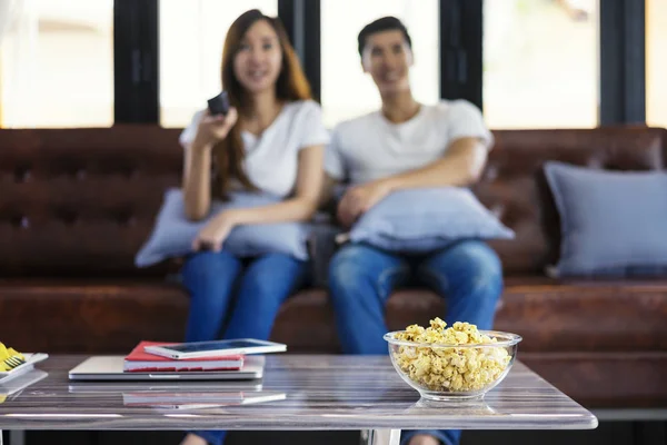 Glücklich asiatische junge Paar liebevoll auf die couch beobachten ein Film zu — Stockfoto