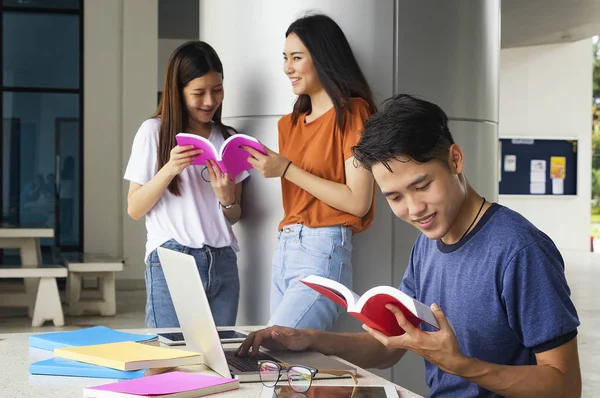 Grupo de estudiantes asiáticos universitarios divirtiéndose al aire libre, Hombre usando — Foto de Stock