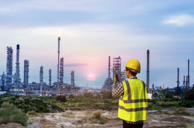 Petrol rafinerisinde ayakta mühendisi.