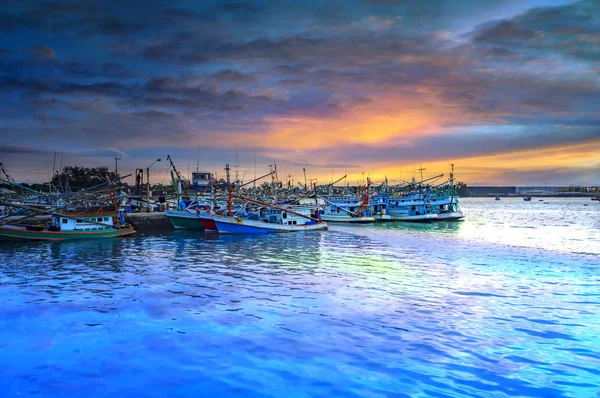 Barche da pesca in un porto — Foto Stock