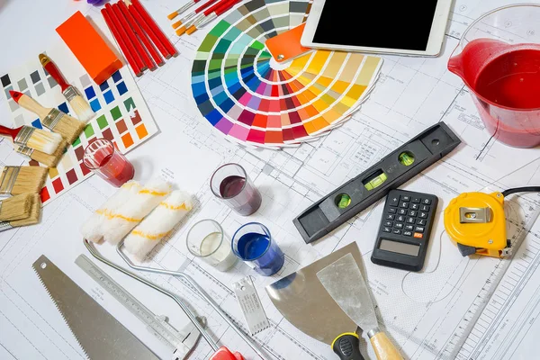 Profesyonel dekoratör dijital tablet, iş araçları kullanma.