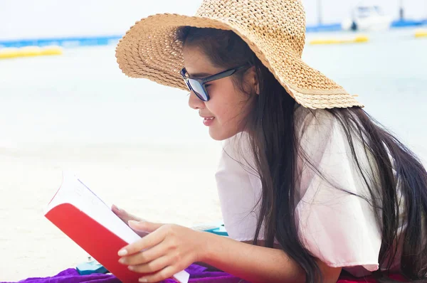Jonge trendy coole hipster vrouw lezen van een boek en liggen de — Stockfoto