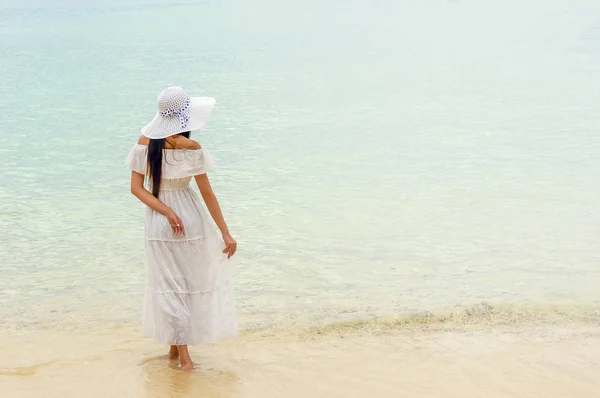 Glückliche Frau am Strand. — Stockfoto