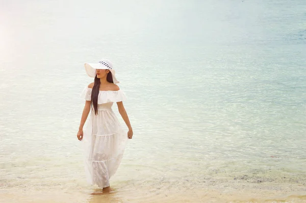 Glückliche Frau am Strand. — Stockfoto