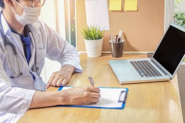 Dizüstü bilgisayar ile çalışma ve kağıt yazma doktor. 