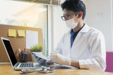 Dizüstü bilgisayar ile çalışma ve kağıt yazma doktor.