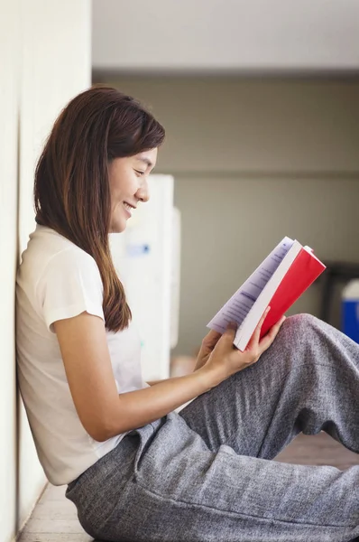 Schöne Studentin sitzt mit Laptop und entspannt sich in — Stockfoto