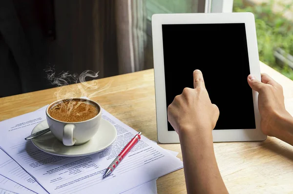 Asiatique homme utilise tablette intelligente et boire du café . Image En Vente