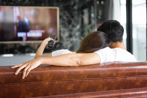 Relaxé asiatique jeune couple regarder la télévision à la maison dans la vie lumineuse Photos De Stock Libres De Droits