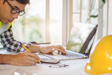 laptop ve planları, mühendis inspec ile çalışan mimar adam