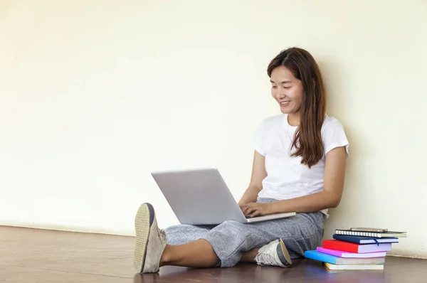 Schöne Studentin sitzt mit Laptop und entspannt sich in — Stockfoto