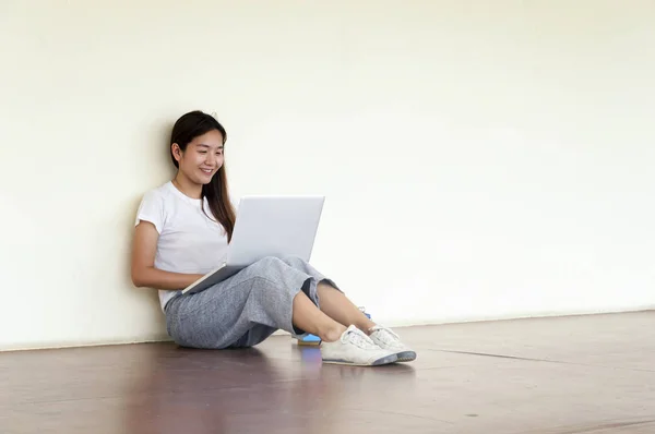Schöne Studentin sitzt mit Laptop und entspannt sich in — Stockfoto