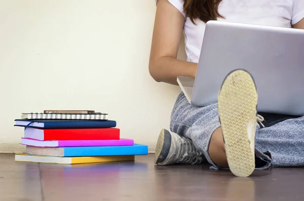 Mulher bonita de um estudante sentado com laptop e relaxante em — Fotografia de Stock