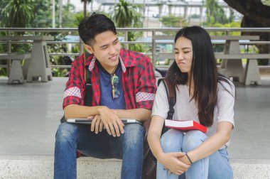 Katta oturan kitaplarla yorgun öğrenci grubu. Sıkıldım, lastik