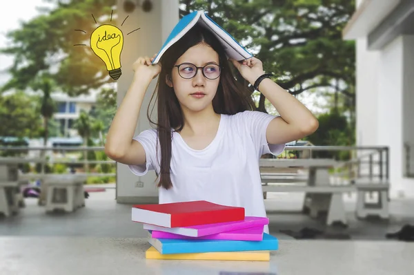 Pensando idea estudiante chica con gafas y libros en el escritorio, Aburrido — Foto de Stock