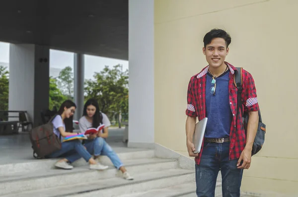 Junge asiatische junge Student und Freunde sind Nachhilfe Prüfung mit Studie — Stockfoto
