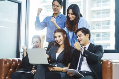 Başarılı iş adamları grubu çalışıyor.