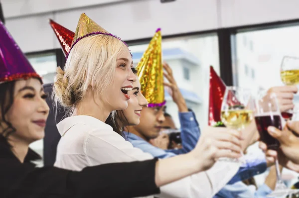 Gente Negocios Con Éxito Bebiendo Champán Hablando Sonriendo Mientras Celebran —  Fotos de Stock