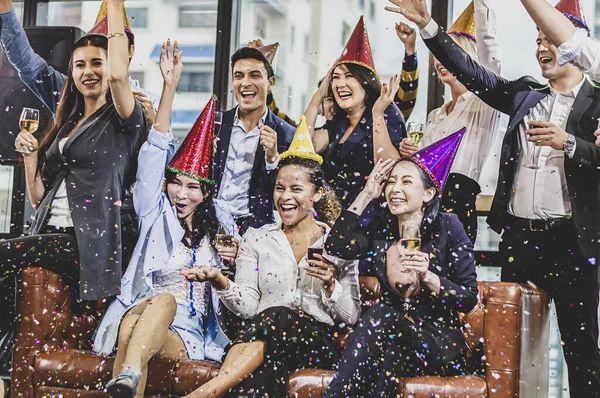 Gente Negocios Con Éxito Bebiendo Champán Hablando Sonriendo Mientras Celebran —  Fotos de Stock