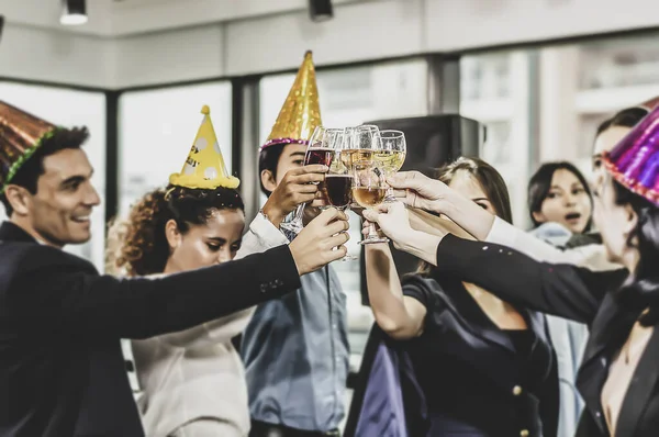 Gente de negocios de éxito con beber champán . —  Fotos de Stock
