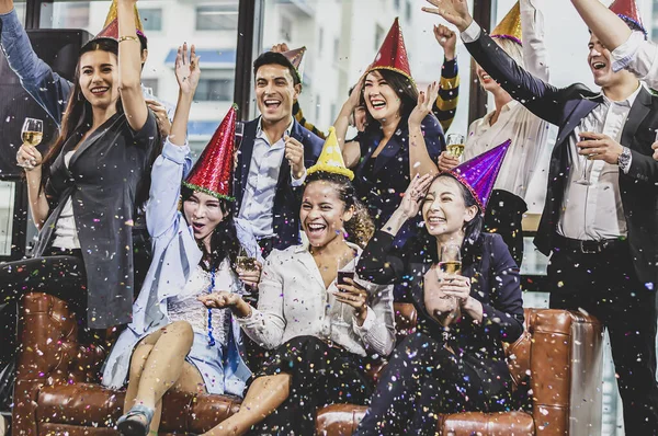 Dünyasından Insanlar Şampanya Içerek Konuşarak Gülerek Ofiste Kutlama Yaparak Başarılı Telifsiz Stok Imajlar