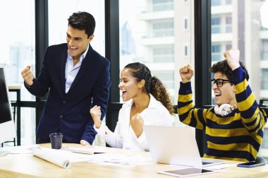 Genç iş tasarım ekibi toplanıyor..