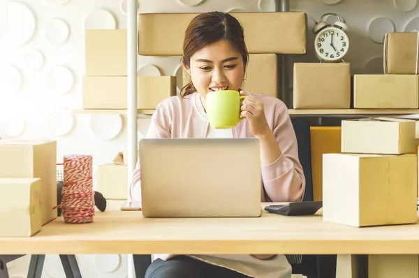 Junge Unternehmerin gründet Familienunternehmen, Online-Marketing — Stockfoto