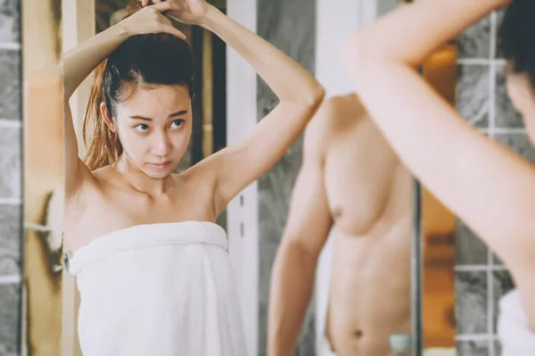 Young beautiful woman with her husband looking at mirror In bath — 스톡 사진