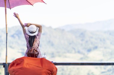 Balkonda eğleniyorum. Buz içen güzel genç kadın.