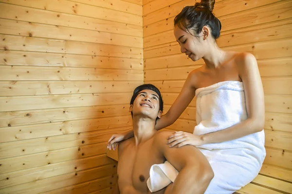 Szczęśliwa para relaksujące sauny drewniane — Zdjęcie stockowe