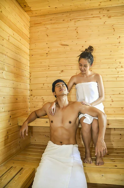 Pareja feliz relajándose en sauna de madera — Foto de Stock