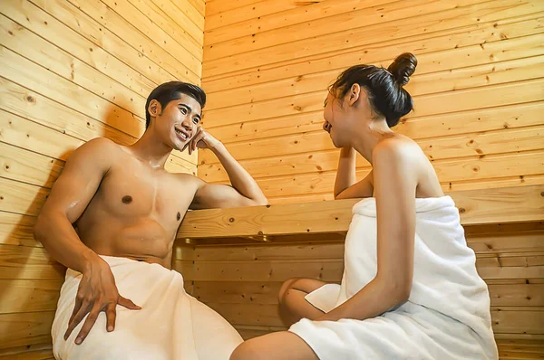 Pareja feliz relajándose en sauna de madera — Foto de Stock