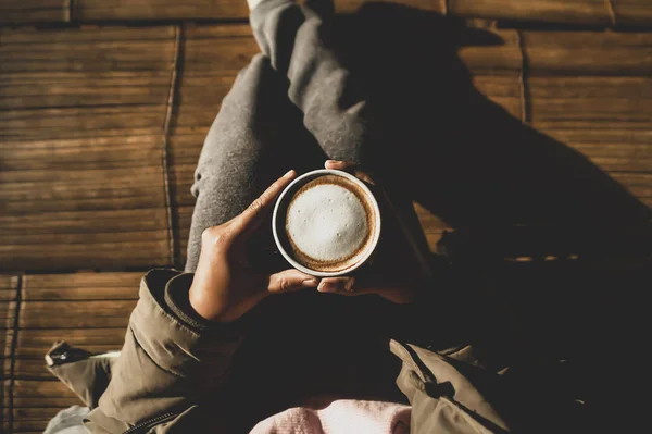 Kobieta pijąca gorącą kawę rano na świeżym powietrzu. Turystyka kempingowa — Zdjęcie stockowe