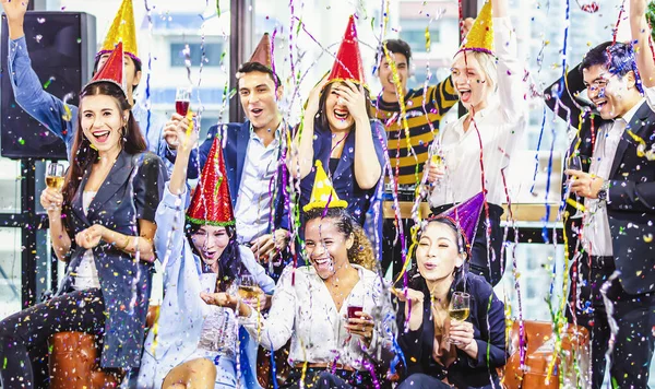 Compañeros de negocios teniendo fiesta en la oficina —  Fotos de Stock