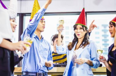 Parti ofiste iş arkadaşları